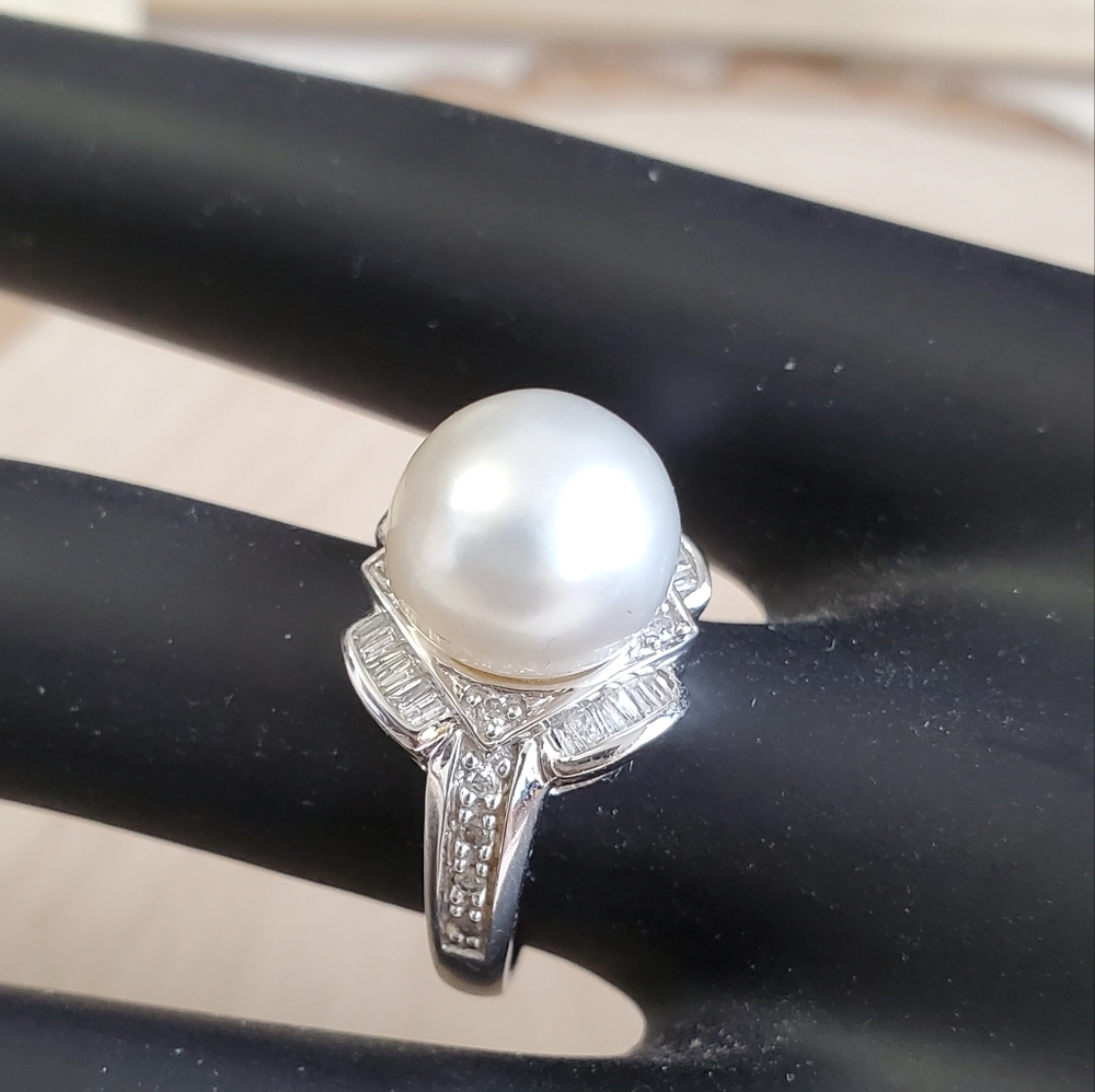 Watch Video 'Luminous Radiance' Lustrous 10K Gold South Sea Pearl Diamond Ring